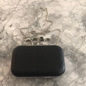 Black knuckle clutch
